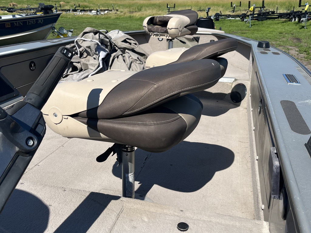 2002 Lund Pro Angler 16 Fishing Boat | 2015 Yamaha 4-Stroke Tiller & Roller Trailer