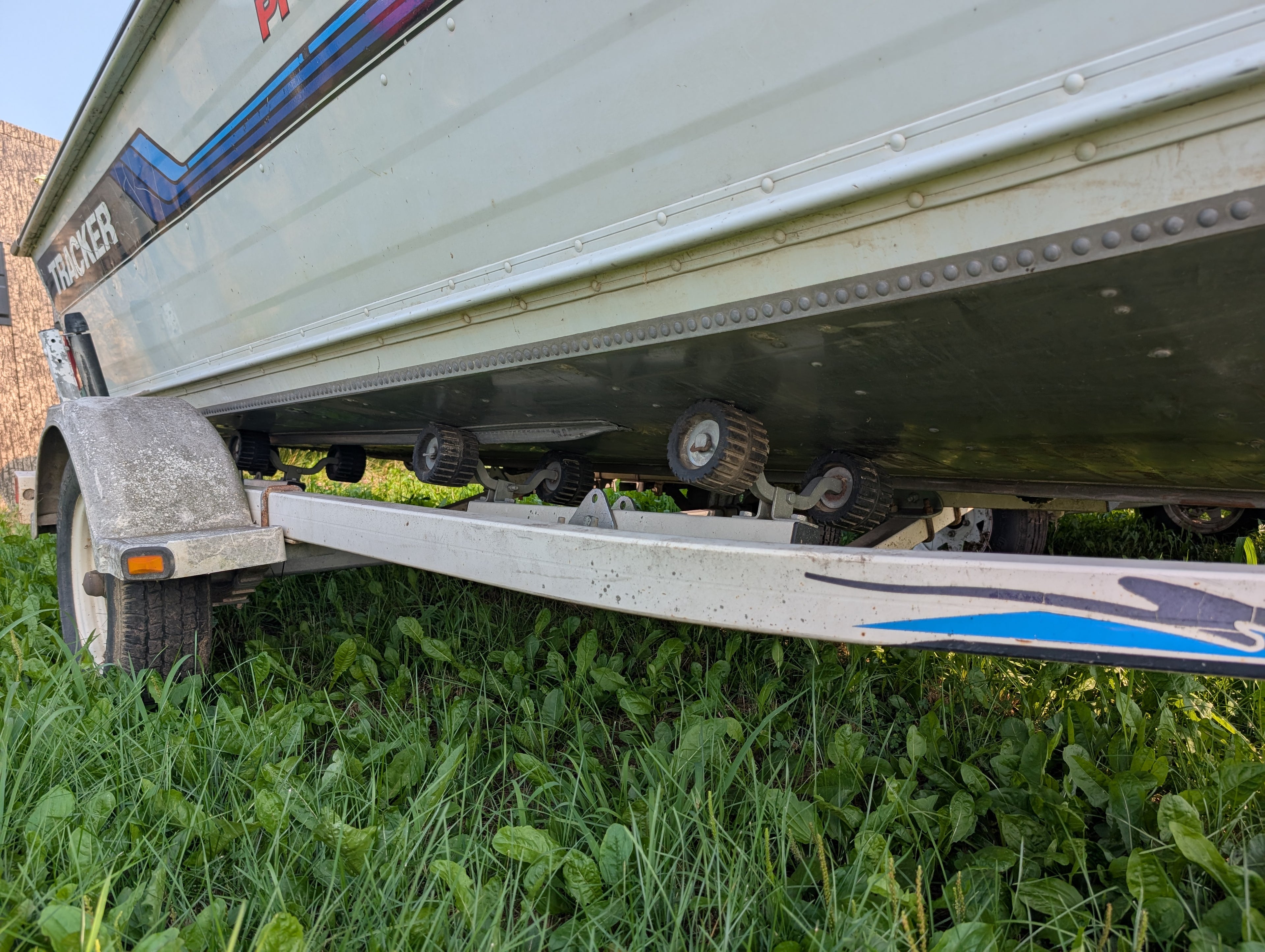 1995 Tracker Pro Deep 16 Deep-V Fishing Boat w/ 60HP Mercury 2-Stroke & Karavan Roller Trailer