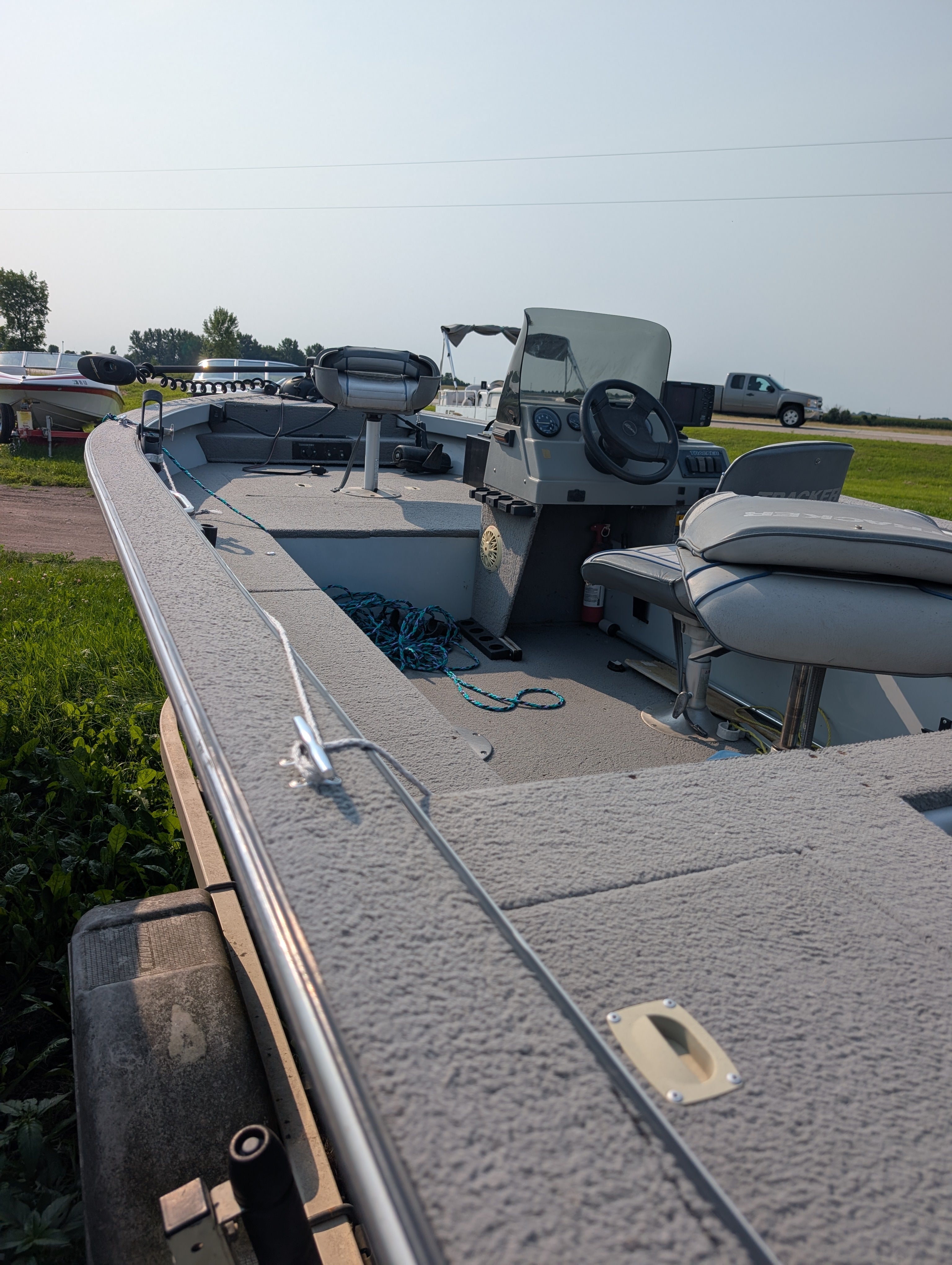 1995 Tracker Pro Deep 16 Deep-V Fishing Boat w/ 60HP Mercury 2-Stroke & Karavan Roller Trailer